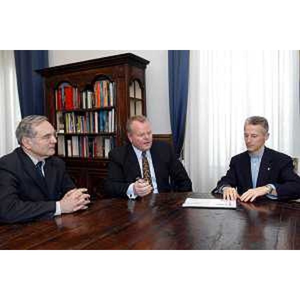 Riccardo Illy (Presidente della Regione Friuli Venezia Giulia) incontra Janos Kekesi (responsabile della Holding ungherese) e Gyorgy Misur (già ambasciatore d'Ungheria in Italia e componente del direttivo di UjEuropa). (Trieste, 02/04/04)