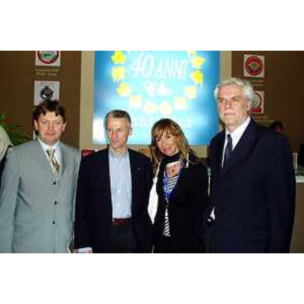 Adriano Gigante (Presidente di FederDoc Friuli Venezia Giulia), Riccardo Illy (Presidente della Regione Friuli Venezia Giulia) con la moglie, Luigi Castelletti (Presidente Veronafiere) a Vinitaly (Verona, 02/04/04)