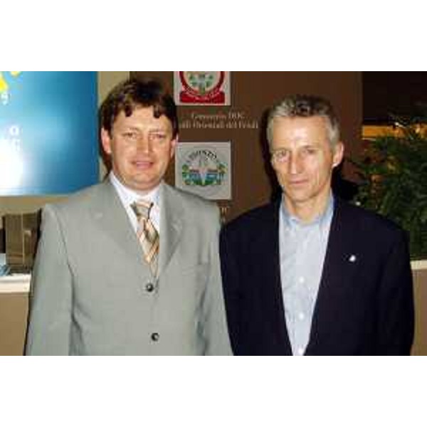 Adriano Gigante (Presidente di FederDoc Friuli Venezia Giulia), Riccardo Illy (Presidente della Regione Friuli Venezia Giulia). (Verona, 02/04/04)