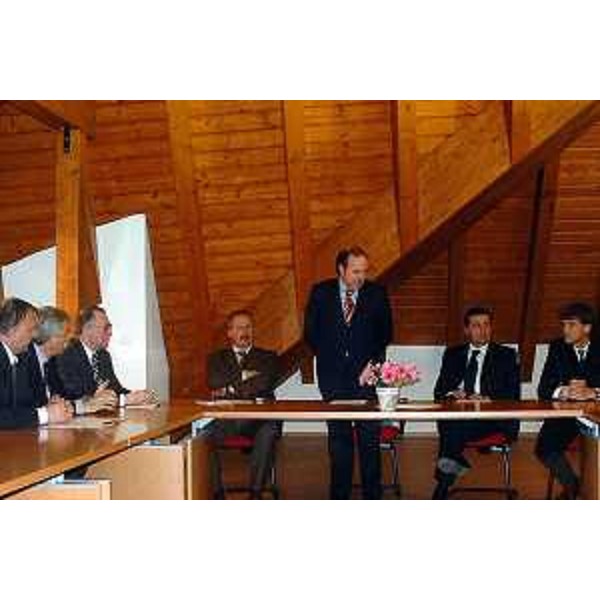 Gianfranco Moretton (Assessore regionale all'ambiente, lavori pubblici e protezione civile), Enzo Marsilio (Assessore regionale alle risorse agricole, naturali, forestali e montagna) e sottosegretaria all'Agricoltura della Slovenia. (Malborghetto, 02/04/04)