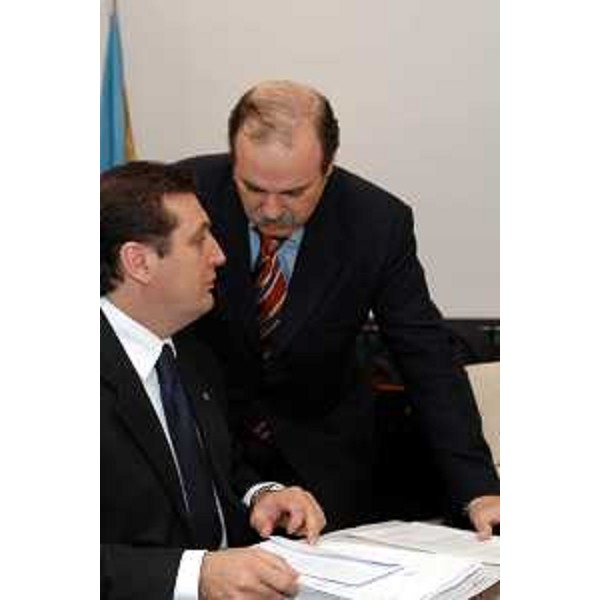 Enzo Marsilio (Assessore regionale alle risorse agricole, naturali, forestali e montagna), Gianfranco Moretton (Assessore regionale all'ambiente, lavori pubblici e protezione civile). (Trieste, 02/04/04)