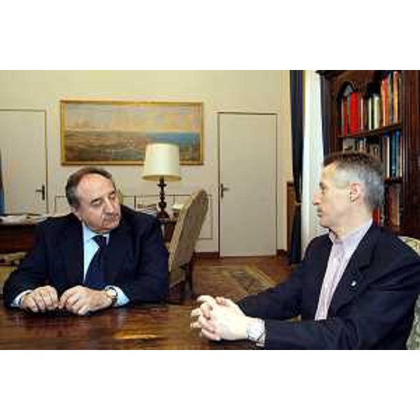 Riccardo Illy (Presidente della Regione Friuli Venezia Giulia) incontra Carlo Toto (Presidente della compagnia aerea AirOne). (Trieste, 01/04/04)