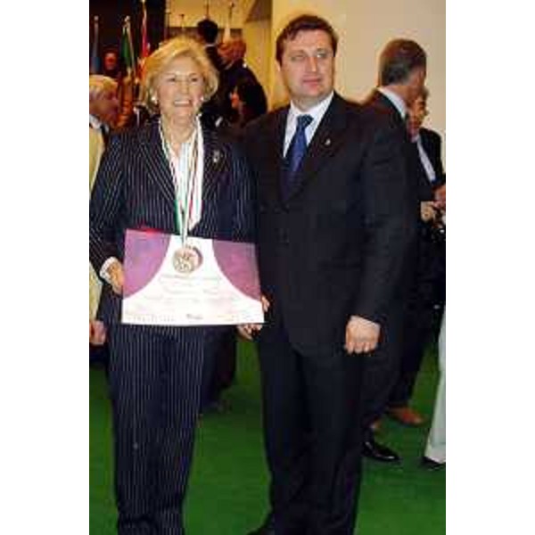 Enzo Marsilio (Assessore regionale alle risorse agricole, naturali, forestali e montagna), Giuseppina Grossi Bennati (titolare della Tenute Villanova di Farra d'Isonzo) a Vinitaly. (Verona, 01/04/04)
