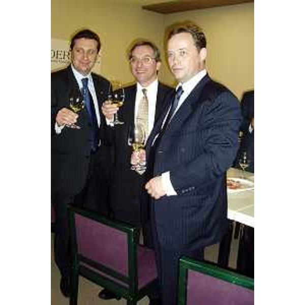 Enzo Marsilio (Assessore regionale alle risorse agricole, naturali, forestali e montagna) a Vinitaly. (Verona, 01/04/04)