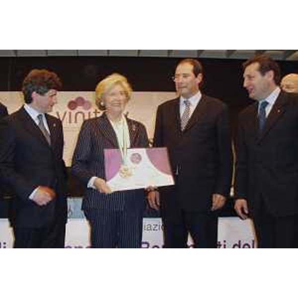 Enzo Marsilio (Assessore regionale alle risorse agricole, naturali, forestali e montagna), Giuseppina Grossi Bennati (titolare della Tenute Villanova di Farra d'Isonzo), Gianni Alemanno (ministro per le Politiche Agrarie), Castelletti (presidente fiera) a Vinitaly. (Verona, 01/04/04)