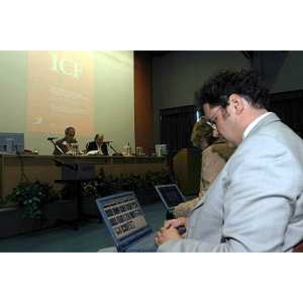 Gianni Pecol Cominotto (Assessore regionale all'organizzazione, personale e sistemi informativi), Vladimiro Kosic (presidente della Consulta regionale delle associazioni del disabili del Friuli Venezia Giulia). (Trieste, 31/03/04)