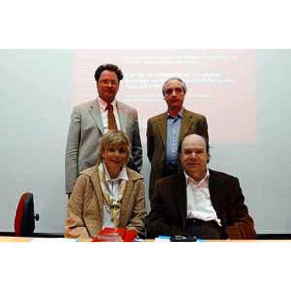 Gianni Pecol Cominotto (Assessore regionale all'organizzazione, personale e sistemi informativi), Nenad Kostanjsek (rappresentante OMS), Matilde Leonardi (Coordinatore ICF Italia), Vladimiro Kosic (presidente della Consulta regionale delle associazioni del disabili del Friuli Venezia Giulia). (Trieste, 31/03/04)