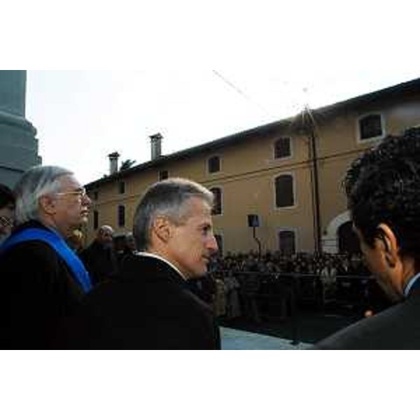 Riccardo Illy (Presidente della Regione Friuli Venezia Giulia) alla feste di riqualificazione del borgo. (Clauiano, 28/03/04)