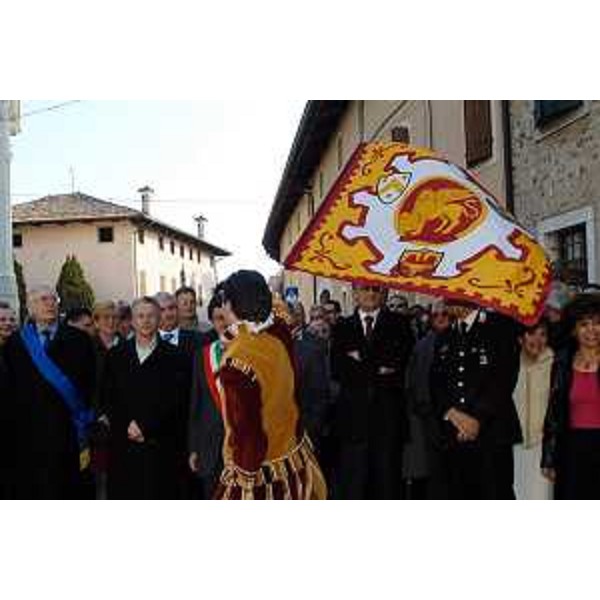 Riccardo Illy (Presidente della Regione Friuli Venezia Giulia) alla feste di riqualificazione del borgo. (Clauiano, 28/03/04)