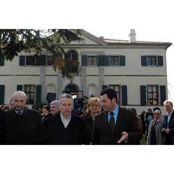 Riccardo Illy (Presidente della Regione Friuli Venezia Giulia), Enrico Bertossi (Assessore regionale alle attività produttive), Franco Iacop (Assessore regionale per le relazioni internazionali, comunitarie e autonomie locali) alla feste di riqualificazione del borgo. (Clauiano, 28/03/04)