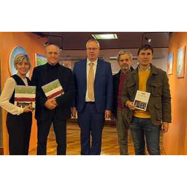 Lassessore alle Finanze Barbara Zilli (prima da sinistra) allinaugurazione della mostra del fotografo Stefano Tubaro e del pittore Lorenzo Vale intitolata "Orizzonti e Visioni". - Lassessore alle Finanze Barbara Zilli (prima da sinistra) allinaugurazione della mostra del fotografo Stefano Tubaro e del pittore Lorenzo Vale intitolata "Orizzonti e Visioni".