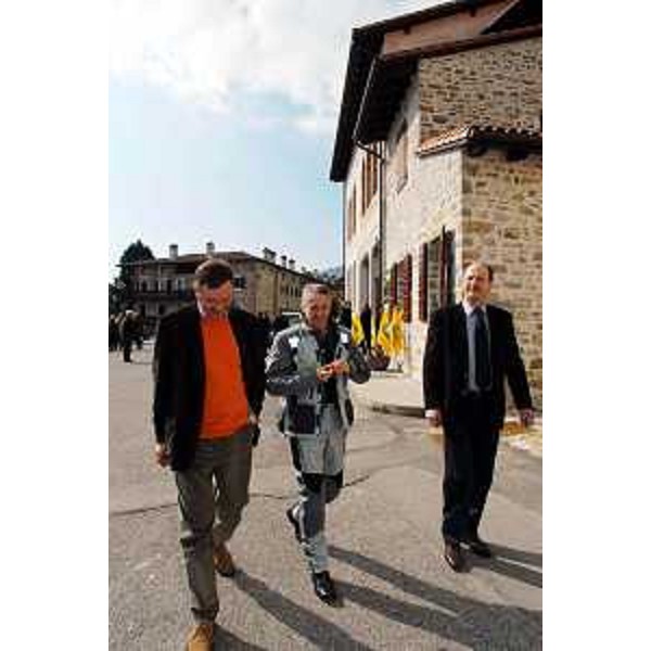 Riccardo Illy (Presidente della Regione Friuli Venezia Giulia), Alessandro Tesini (Presidente del Consiglio Regionale) a Poffabro alla "Festa nazionale della PiccolaGrandeItalia". (Poffabro - Frisanco, 28/03/04)