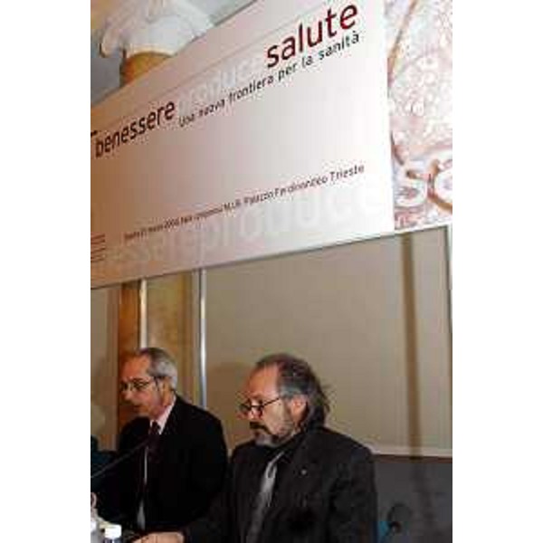 Gianni Pecol Cominotto (Assessore regionale all'organizzazione, personale e sistemi informativi), Gianni Pizzati (Consulente regionale per il Benessere) al convegno "Il Benessere produce Salute". (Trieste, 27/03/04)