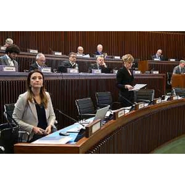 Un intervento di Lucia Buna, sui banchi della Lega assieme alla collega Maddalena Spagnolo - Un intervento di Lucia Buna, sui banchi della Lega assieme alla collega Maddalena Spagnolo
