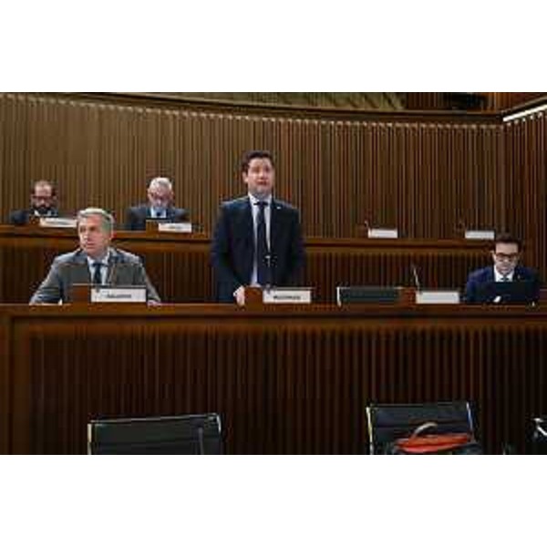 I banchi di Fratelli d'Italia con, in piedi, Markus Maurmair - I banchi di Fratelli d'Italia con, in piedi, Markus Maurmair