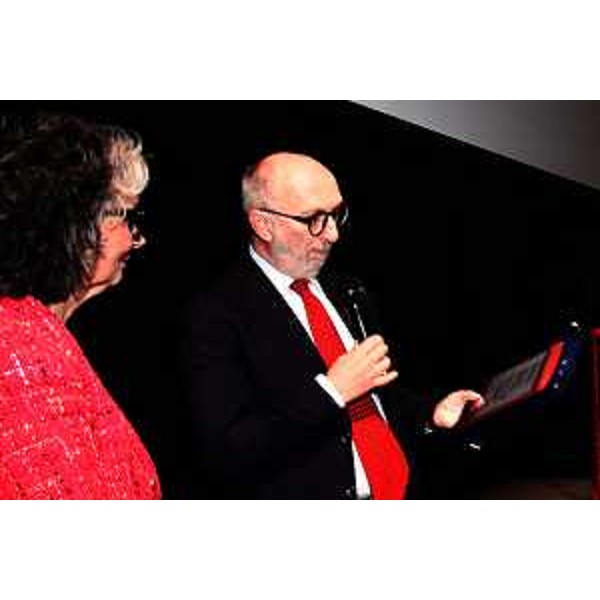 L'assessore Riccardi consegna alla presidente dell'Amt Lucia Pelusi una targa della Regione Friuli Venezia Giulia - L'assessore Riccardi consegna alla presidente dell'Amt Lucia Pelusi una targa della Regione Friuli Venezia Giulia