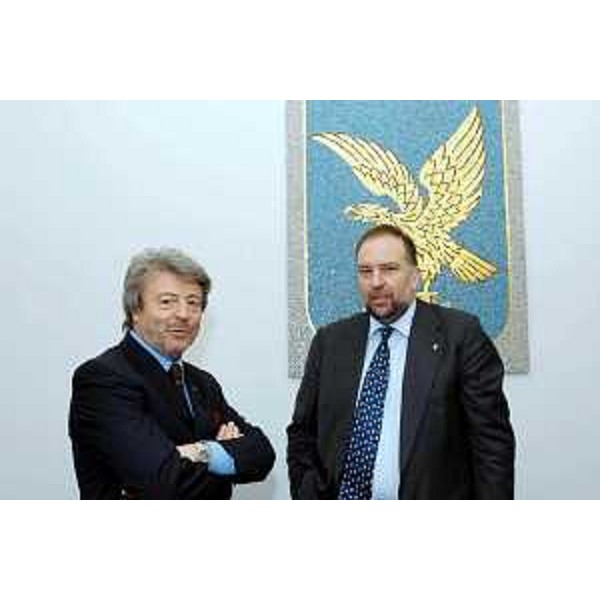 Roberto Cosolini (Assessore regionale al lavoro, formazione, università e ricerca), Antonio Paoletti (Presidente della Camera di commercio di Trieste). (Trieste, 25/03/04)