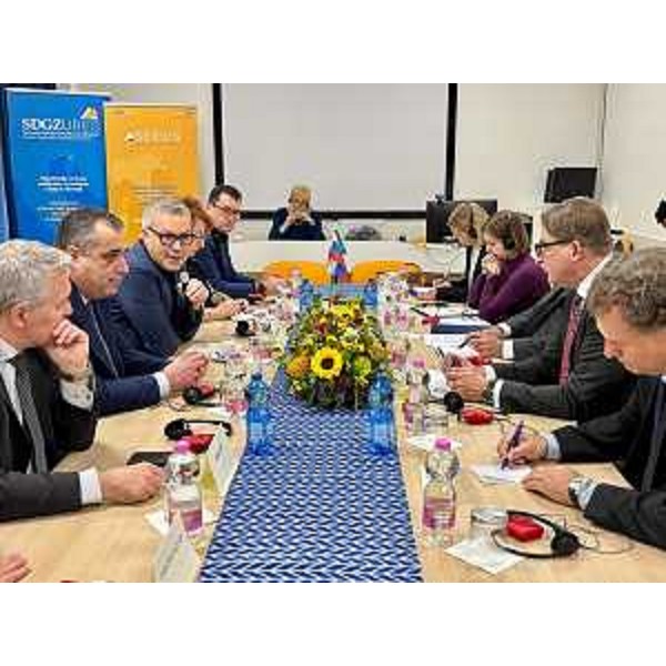 Un momento dell'incontro svoltosi oggi nella sede dell'Unione regionale economica slovena a Trieste. - Un momento dell'incontro svoltosi oggi nella sede dell'Unione regionale economica slovena a Trieste.