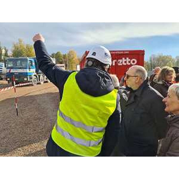 L'assessore Riccardo Riccardi con i responsabili del cantiere in cui viene costruoto il "bunker" per il sistema di Tarapia a protoni - L'assessore Riccardo Riccardi con i responsabili del cantiere in cui viene costruoto il "bunker" per il sistema di Tarapia a protoni