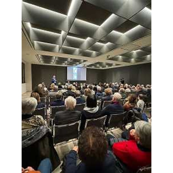 L'affollata sala di via Gemona durante l'intervento del presidente Bordin - L'affollata sala di via Gemona durante l'intervento del presidente Bordin