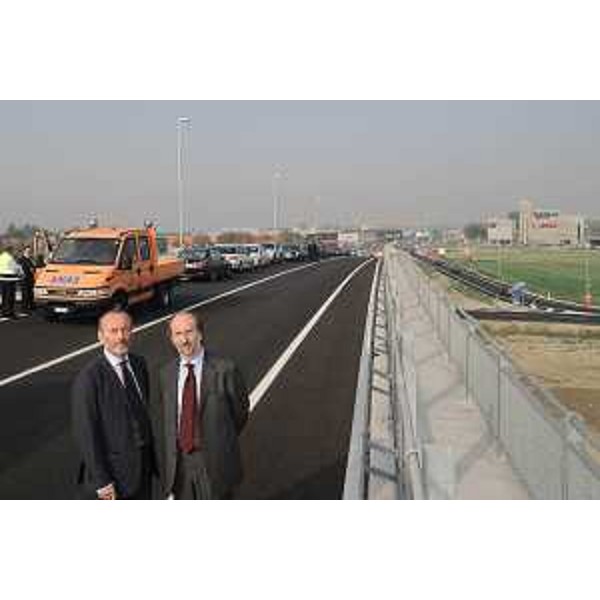Riccardo Riccardi (Assessore regionale alla mobilità, energia ed infrastrutture di trasporto) e Cesare Salice (capocompartimento Anas) all'inaugurazione dei lavori ANAS per la riqualificazione SS 13. (Pordenone, 22/10/08)