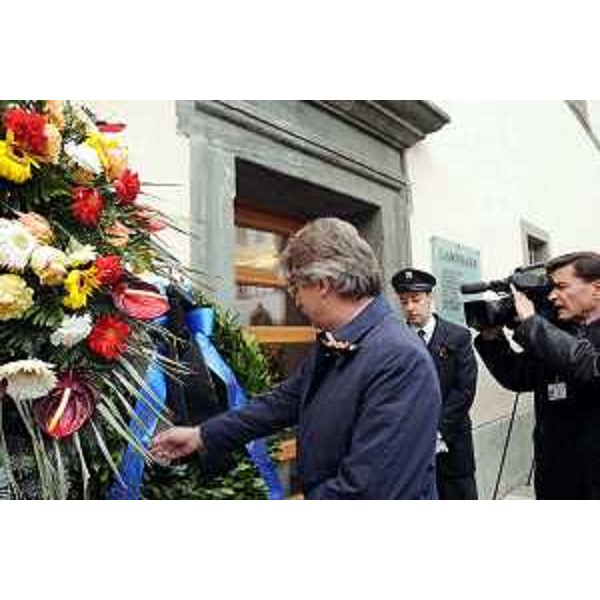 Renzo Tondo (Presidente della Regione Friuli Venezia Giulia) davanti alla corona dedicata a Joerg Haider. (Klagenfurt, 18/10/08)