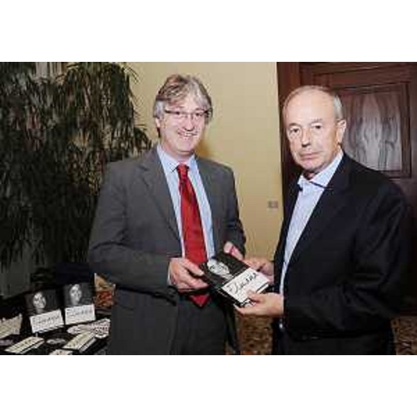 Renzo Tondo (Presidente Friuli Venezia Giulia) e Beppino Englaro, padre di Eluana Englaro, a Udine nel corso della presentazione del libro "Eluana". (Udine 25/10/08)