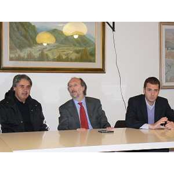 Riccardo Riccardi (Assessore regionale Mobilità, Energia e Infrastrutture Trasporto) all'atto della firma della convenzione tra Provincia di Pordenone e FVG Strade Spa per la costruzione del ponte sul Chiavalir e la sistemazione della Strada regionale "del Rest". (Tramonti di Sotto 27/10/08)