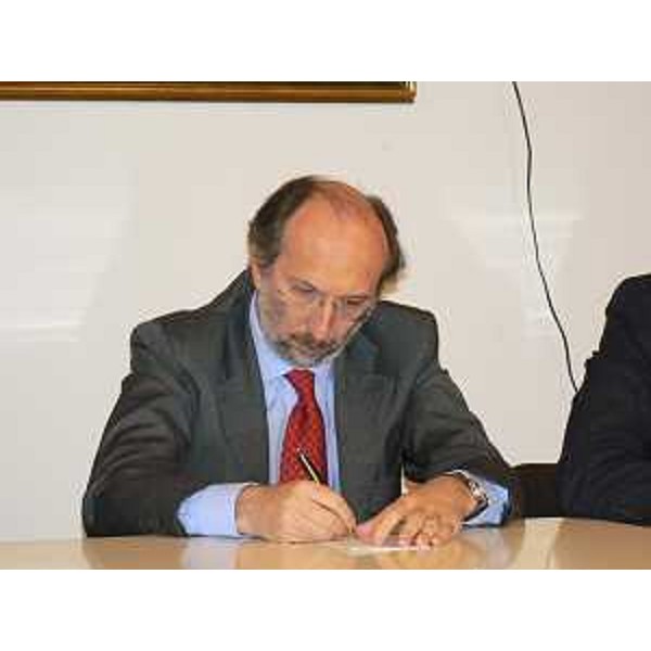 Riccardo Riccardi (Assessore regionale Mobilità, Energia e Infrastrutture Trasporto) all'atto della firma della convenzione tra Provincia di Pordenone e FVG Strade Spa per la costruzione del ponte sul Chiavalir e la sistemazione della Strada regionale "del Rest". (Tramonti di Sotto 27/10/08)