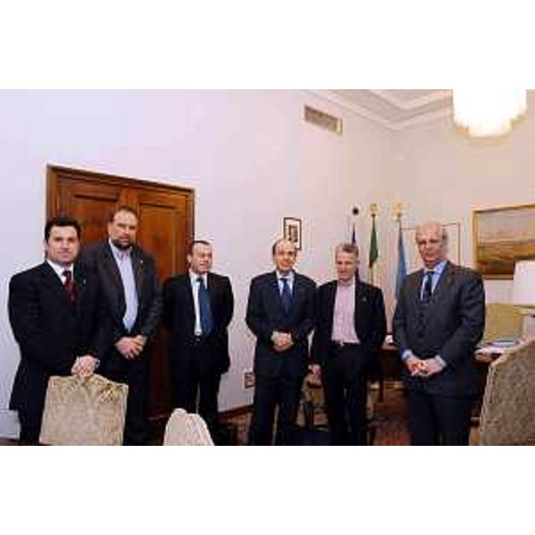 Franco Iacop (Assessore regionale per le relazioni internazionali, comunitarie e autonomie locali), Roberto Cosolini (Assessore regionale al lavoro, formazione, università e ricerca), Giovanni Cervesi, Riccardo Illy (Presidente della Regione Friuli Venezia Giulia), Umberto Paolucci (Vicepresidente di Microsoft), Paolo Tafini (direttore Vendite Solution Partners Microsoft). (Trieste, 23/03/04)