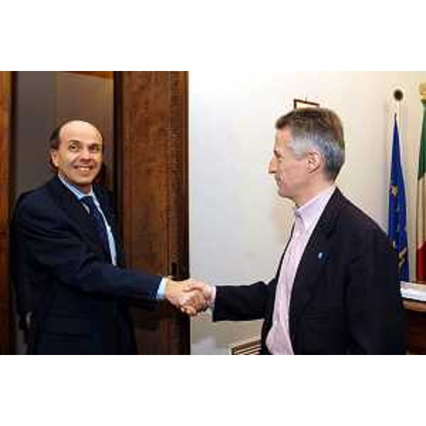 Riccardo Illy (Presidente della Regione Friuli Venezia Giulia) incontra Umberto Paolucci (Vicepresidente di Microsoft). (Trieste, 23/03/04)