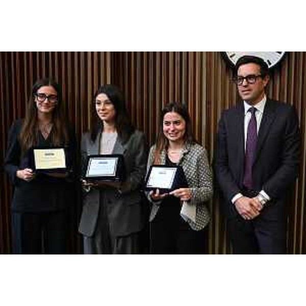 Le studentesse premiate per le tesi di laurea Veronica Zoccarato, Eleonora Carpenè e Giulia Pauluzzi assieme al consigliere regionale Igor Treleani - Le studentesse premiate per le tesi di laurea Veronica Zoccarato, Eleonora Carpenè e Giulia Pauluzzi assieme al consigliere regionale Igor Treleani