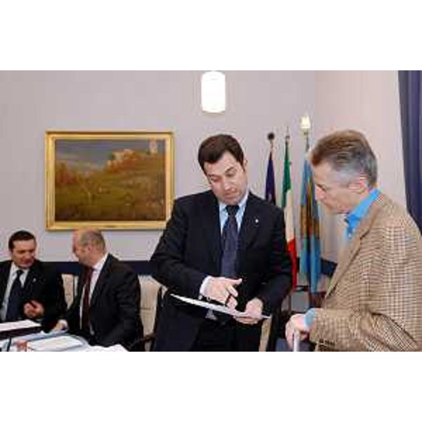 Riccardo Illy (Presidente della Regione Friuli Venezia Giulia), Franco Iacop (Assessore regionale per le relazioni internazionali, comunitarie e autonomie locali). (Trieste, 19/03/04)