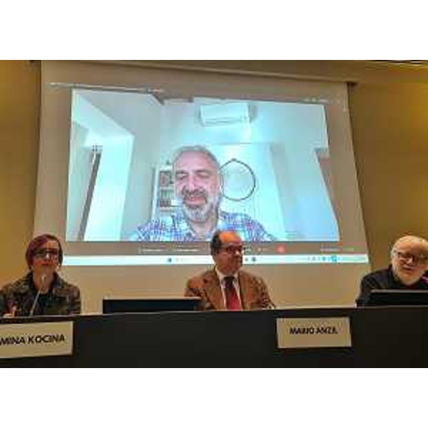 Una fase della conferenza stampa di oggi alla presenza del vicegovernatore Mario Anzil e il collegamento da remoto dell'artista Stefano Bollani - Una fase della conferenza stampa di oggi alla presenza del vicegovernatore Mario Anzil e il collegamento da remoto dell'artista Stefano Bollani