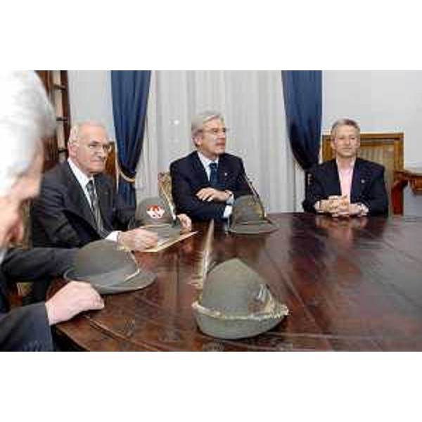 Riccardo Illy (Presidente della Regione Friuli Venezia GIulia) con i vertici nazionali e locali dell'ANA, l'Associazione nazionale Alpini. (Trieste, 17/03/04)