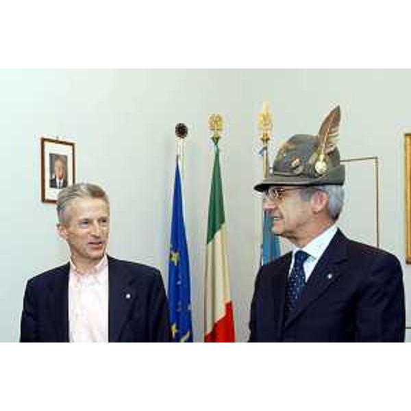 Riccardo Illy (Presidente della Regione Friuli Venezia Giulia) incontra Giuseppe Parazzini (Presidente nazionale dell'ANA, Associazione Nazionale Alpini). (Trieste, 17/03/04)