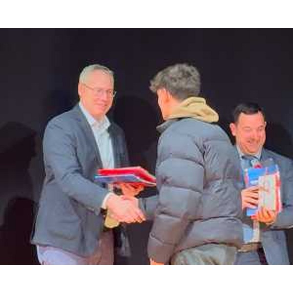 Il presidente Bordin consegna la Costituzione a un neo diciottenne - Il presidente Bordin consegna la Costituzione a un neo diciottenne