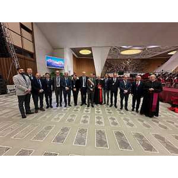 La delegazione consiliare del Fvg da papa Francesco; al centro il presidente Mauro Bordin - La delegazione consiliare del Fvg da papa Francesco; al centro il presidente Mauro Bordin