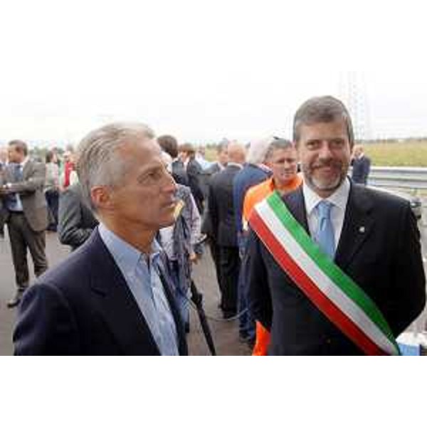 Riccardo Illy (Presidente Regione Friuli Venezia Giulia) con Roberto Capuzzo (Sindaco di Sacile) alla cerimonia di inaugurazione del lotto 28 dell'autostrada A28. (Sacile 16/09/06)