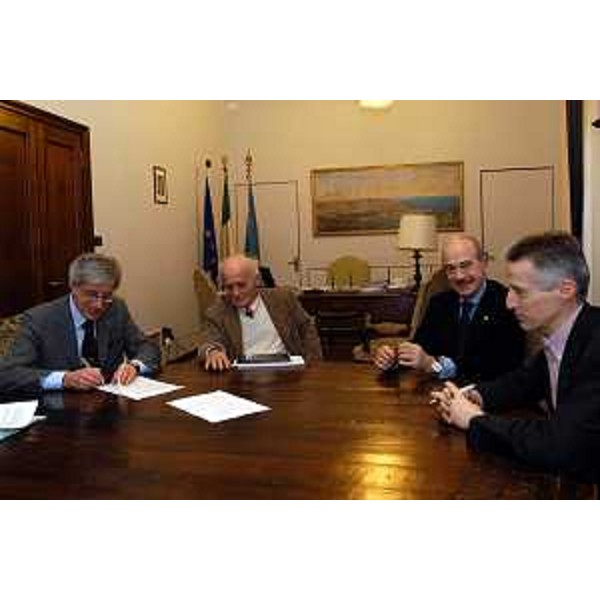 Riccardo Illy (Presidente della Regione Friuli Venezia Giulia), Franco Rotelli (Azienda Ospedaliera-Universitaria Ospedali Riuniti di Trieste), Franco Zigrino (Azienda per i Servizi Sanitari n. 1 Triestina), Marino Nicolai, (Direttore generale dell'Azienda Ospedaliera Ospedali riuniti di Trieste). (Trieste, 11/03/04)