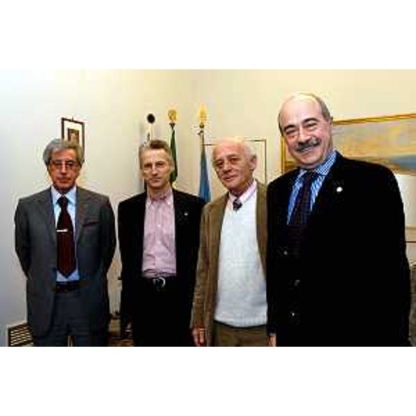 Riccardo Illy (Presidente della Regione Friuli Venezia Giulia), Franco Rotelli (Azienda Ospedaliera-Universitaria Ospedali Riuniti di Trieste), Franco Zigrino (Azienda per i Servizi Sanitari n. 1 Triestina), Marino Nicolai, (Direttore generale dell'Azienda Ospedaliera Ospedali riuniti di Trieste). (Trieste, 11/03/04)