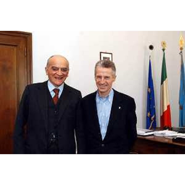Riccardo Illy (Presidente della Regione Friuli Venezia Giulia) con Pietro Bassetti (Presidente della "Globus et Locus"). (Trieste, 10/03/04) 