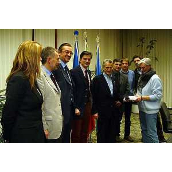 Riccardo Illy (Presidente della Regione Friuli Venezia Giulia), Ezio Beltrame (Assessore regionale alla salute e protezione sociale) con il comitato promotore di Piccola Grande Italia. (Udine, 10/03/04)