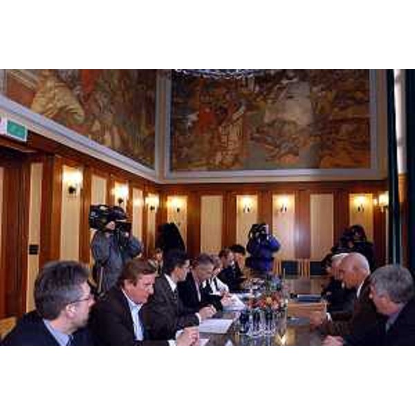 Riccardo Illy (Presidente della Regione Friuli Venezia Giulia), Ezio Beltrame (Assessore regionale alla salute e protezione sociale) e la delegazione della Regione a Nova Gorica. (Nova Gorica, 08/03/04)