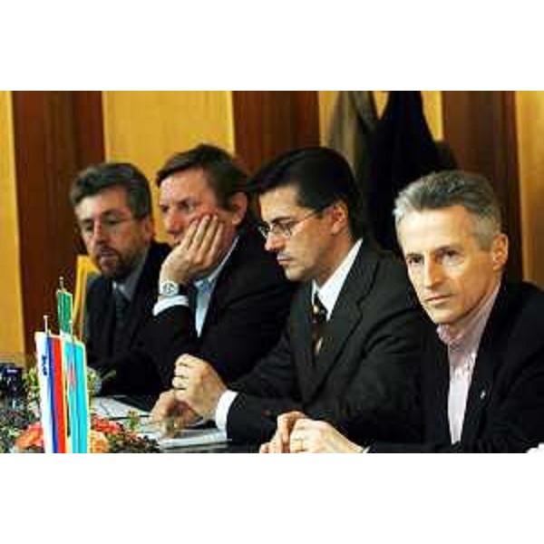 Riccardo Illy (Presidente della Regione Friuli Venezia Giulia), Ezio Beltrame (Assessore regionale alla salute e protezione sociale) e la delegazione della Regione a Nova Gorica. (Nova Gorica, 08/03/04)