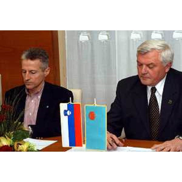 Riccardo Illy (Presidente della Regione Friuli Venezia Giulia), e Mirko Brulc (Sindaco di Nova Gorica). (Nova Gorica, 08/03/04)