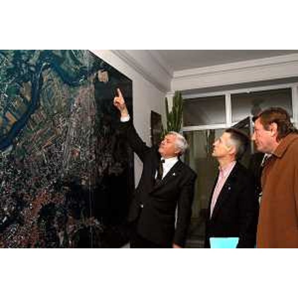 Riccardo Illy (Presidente della Regione Friuli Venezia Giulia), Mirko Brulc (Sindaco di Nova Gorica), Giorgio Brandolin (Presidente della Provincia di Gorizia). (Nova Gorica, 08/03/04)