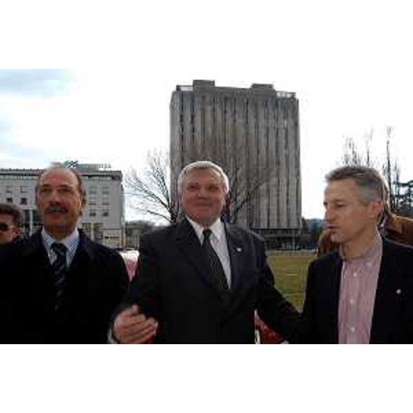 Riccardo Illy (Presidente della Regione Friuli Venezia Giulia), Mirko Brulc (Sindaco di Nova Gorica), Vittorio Brancati (Sindaco di Gorizia). (Nova Gorica, 08/03/04)