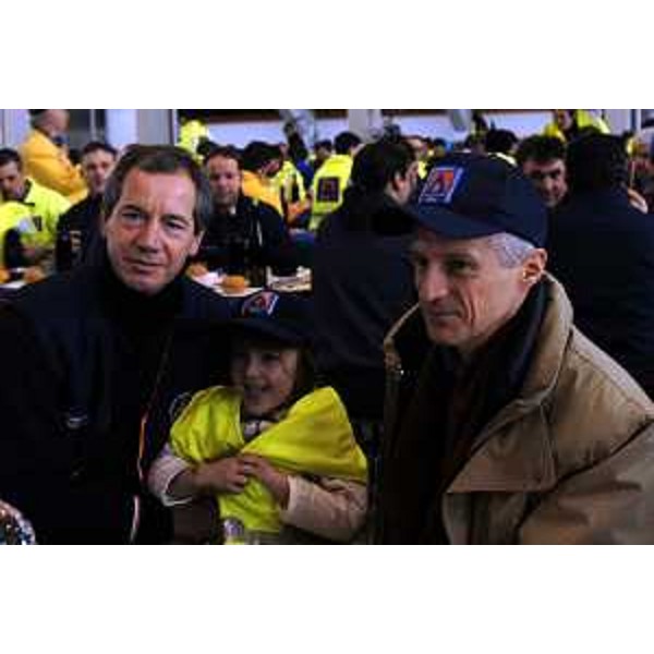 Riccardo Illy (Presidente della Regione Friuli Venezia Giulia), Guido Bertolaso (Responsabile del dipartimento nazionale della Protezione Civile) alla "Giornata del volontariato". (Udine, 06/03/04)