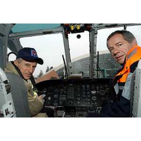 Riccardo Illy (Presidente della Regione Friuli Venezia Giulia), Guido Bertolaso (Responsabile del dipartimento nazionale della Protezione Civile) alla "Giornata del volontariato". (Udine, 06/03/04)
